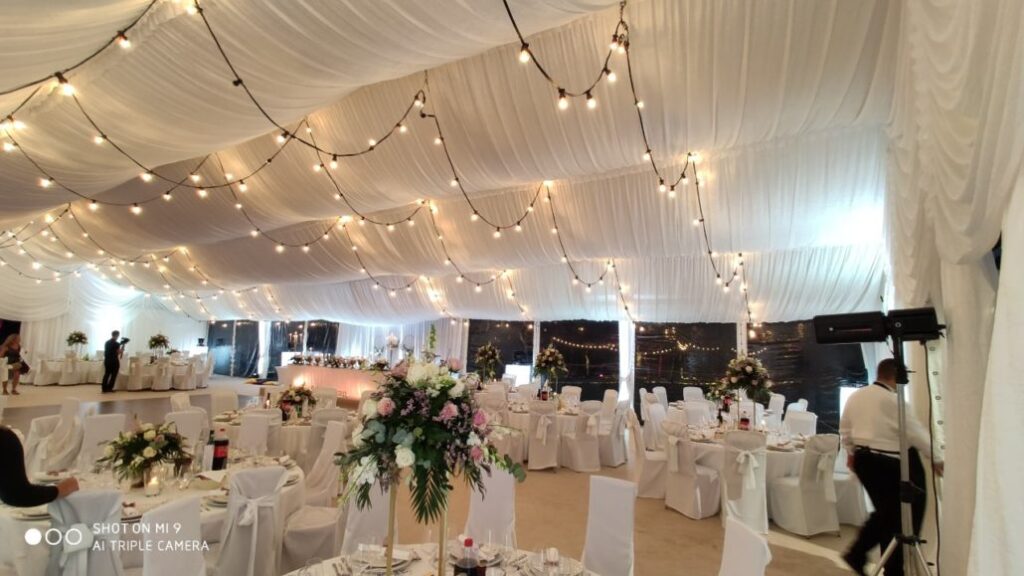 Povijest šatora: Od mamutovih kostiju do modernih event konstrukcija