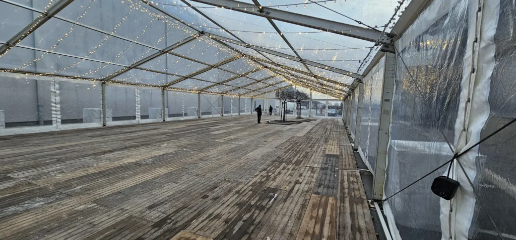 Drveni pod u unutrašnjosti velikog šatora s prozirnim stranicama