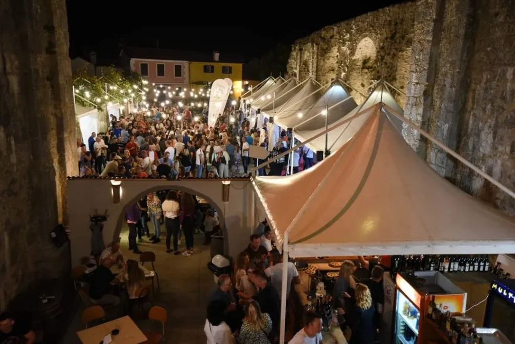 Posjetitelji festivala pod osvijetljenim pagodama u starom gradu