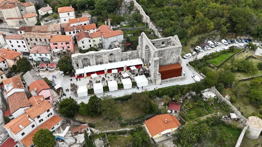 Pogled dronom na pagode uz ruševine crkve u starom gradu