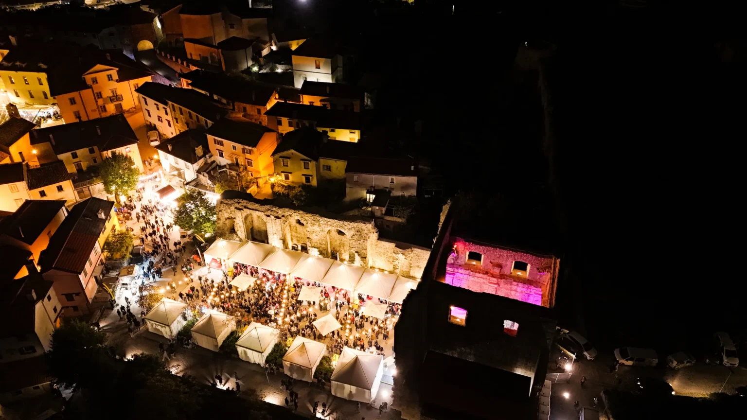Pogled dronom na festival s pagodama u starom gradu noću