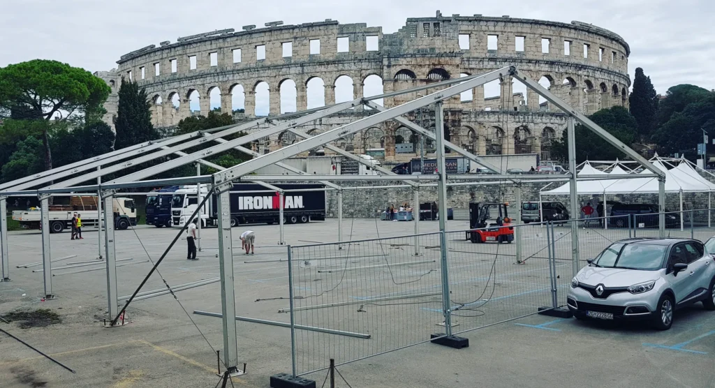 Montaža konstrukcije šatora na parkiralištu kod Arene u Puli