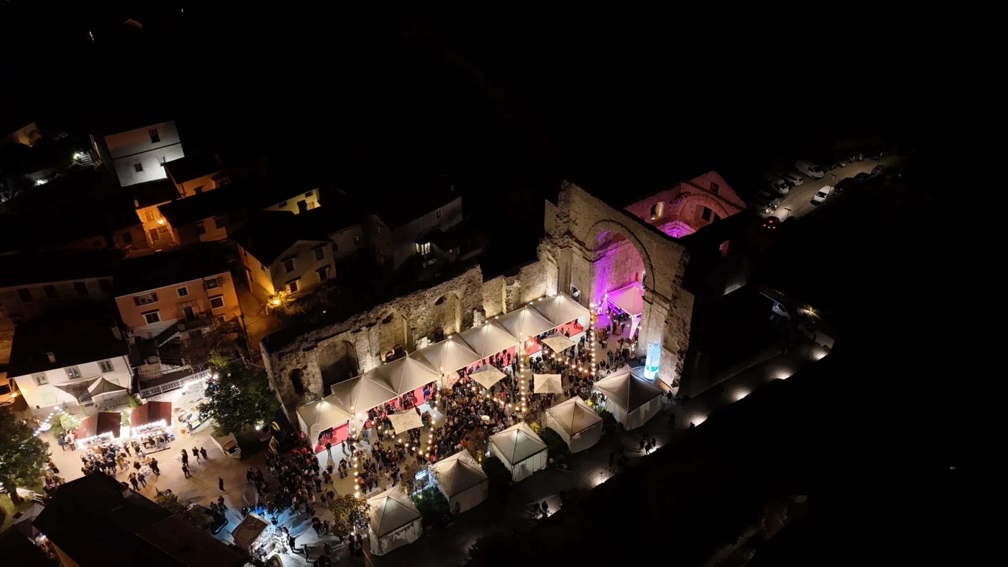 Pogled dronom na pagode i posjetitelje uz ruševine crkve noću