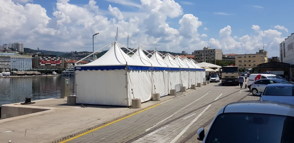 Niz bijelih pagoda s plavim rubom na rivi