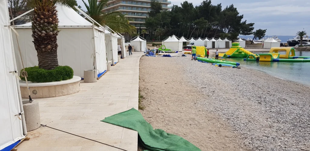 Bijele pagode uz šljunčanu plažu i palme