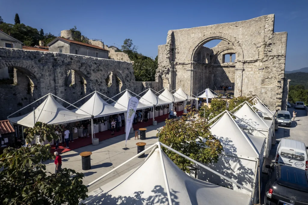 Pagode za festival postavljene uz ruševine stare crkve
