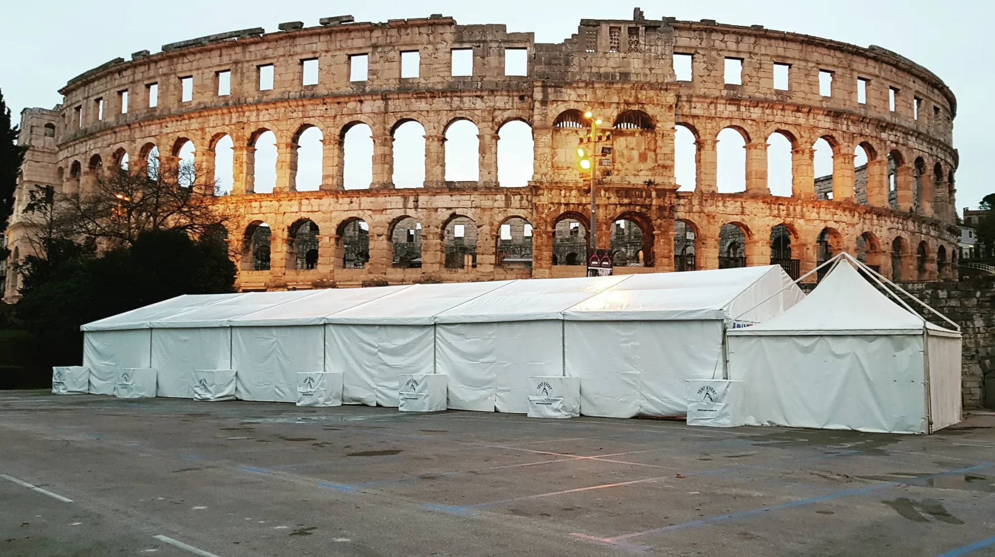Bijela šator hala postavljena ispred Arene u Puli