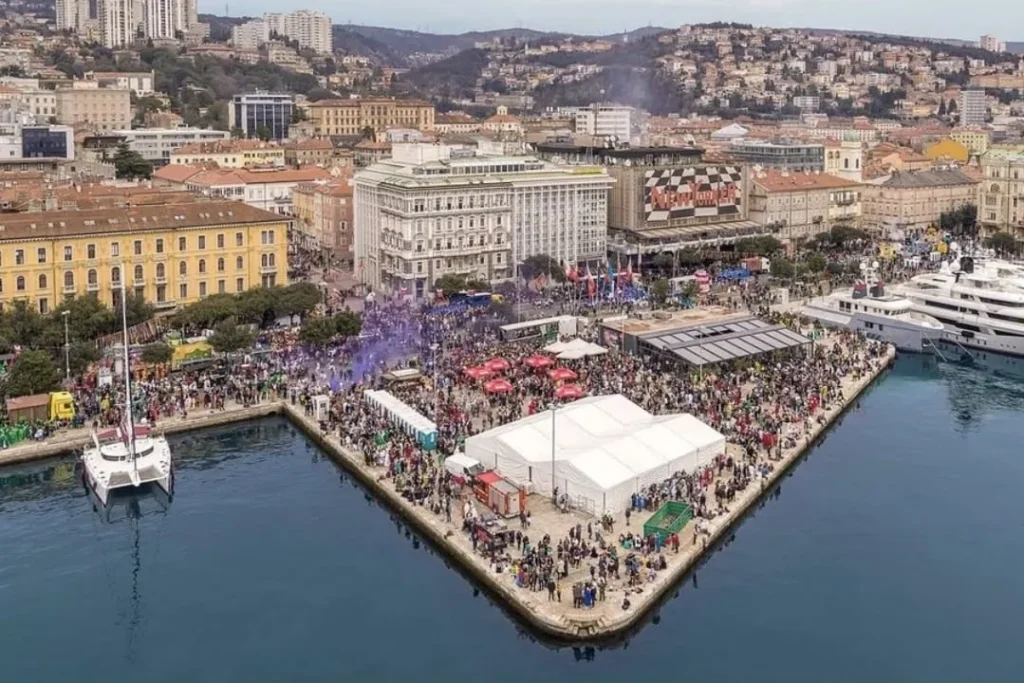 Pogled dronom na šatore i mnoštvo posjetitelja na riječkoj rivi